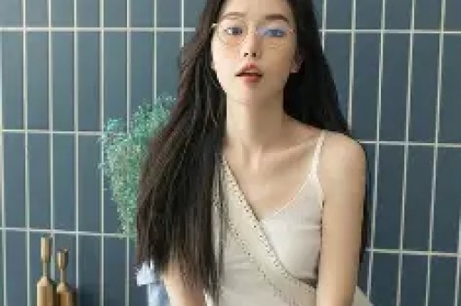 网红司晓迪直播骂白鹿“素颜普通、媚男看不起人”！评论区翻车连闺蜜都拆台蹭热度翻车最快的一次